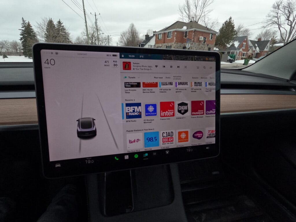 Applications multimédias Tesla comme Spotify ou TuneIn