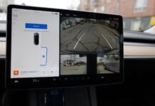Stationnement automatique sur la tesla model 3 – Fonctionnement et particularité Écran de stationnement automatique de voiture.