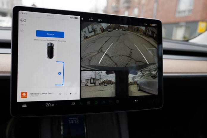 Écran de stationnement automatique de voiture.